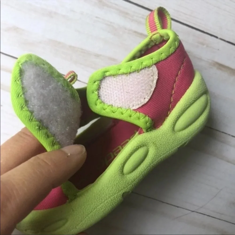 Size small 5/6. Speedo water shoes